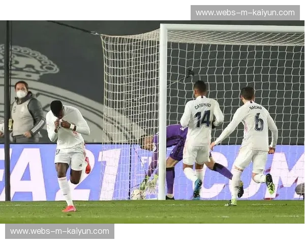 维尼修斯两中点球助皇马4-1大胜皇家社会，暂时登顶积分榜